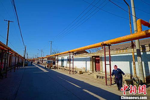 資料圖：天津市西青區(qū)辛口鎮(zhèn)郭莊子村，電代煤供暖管道通入家家戶(hù)戶(hù)。 中新社記者 佟郁 攝